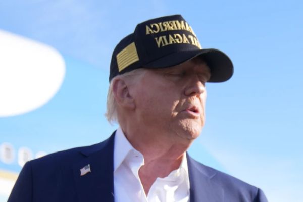 טראמפ. הצהיר: "לא אכפת לי מה היא אמרה - היא טועה" [צילום: AP/מארק שיפלביין]