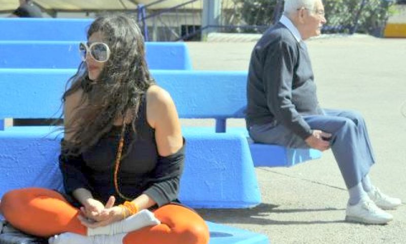 כל אחד בוחר לאכול איזה חלק מהעוגה המוניציפלית. תושבים בתל אביב [צילום: פלאש 90]