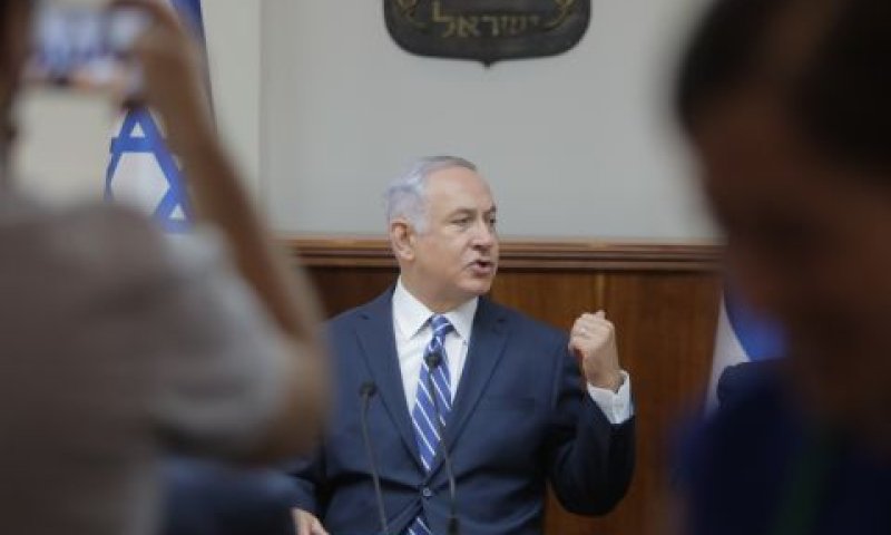 נתניהו. פורום מצומצם [צילום: דן בלילטי/AP]