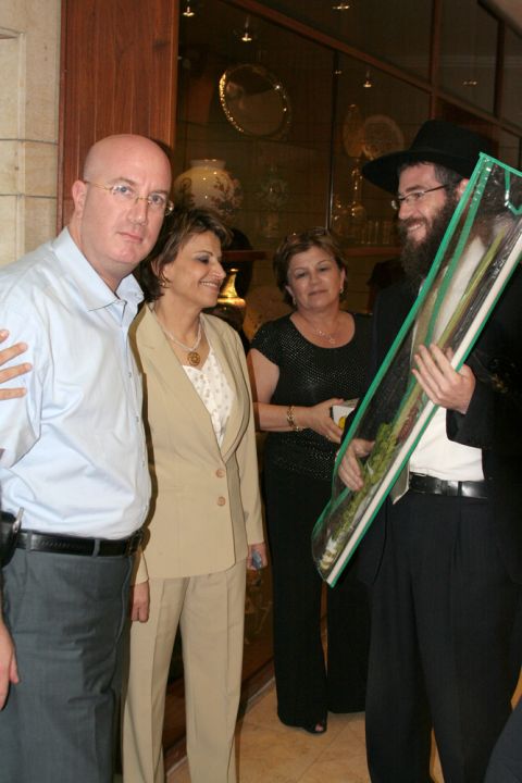 אנשי חב"ד מעניקים את ארבעת המינים ליו"ר הכנסת דליה איציק - לצידה מנכ"ל הכנסת