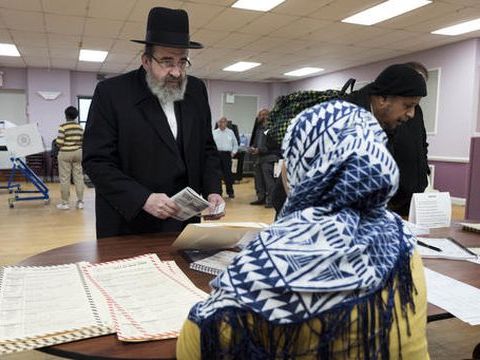 מפגש תרבויות בקלפי בברוקלין [צילום: מארק לניהאן, AP]