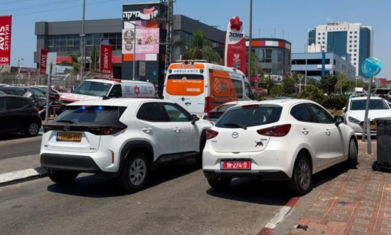 סמוך לזירת הרצח בראשון לציון, היום בצהריים [צילום: דוברות איחוד הצלה]