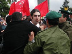 ההפגנה יוצאת מכלל שליטה [צילום: ניב קלדרון]