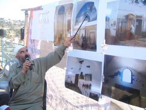השייח' ראיד סלאח מציג את הצילומים