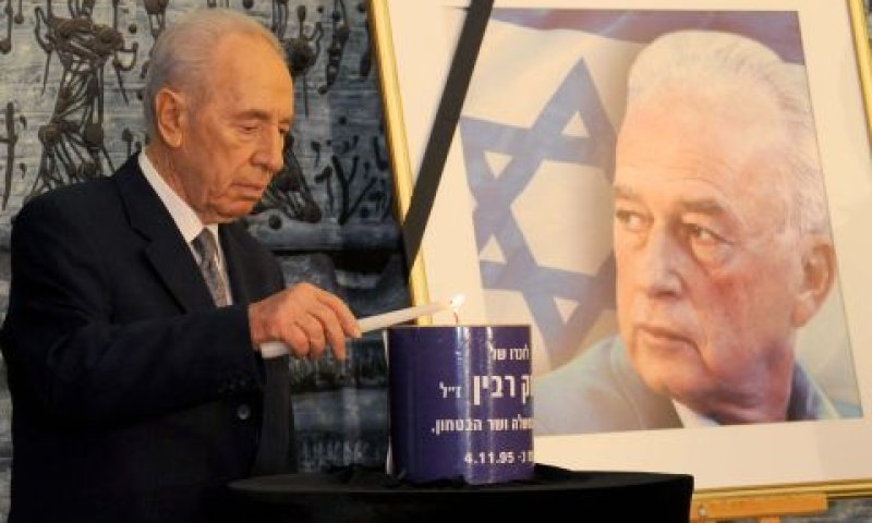 הנשיא פרס מדליק נר לזכר רבין, הערב בבית הנשיא [צילום: מארק ניימן/לע"מ]