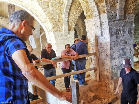 ד"ר יואב ארבל, חוקר יפו מטעם רשות העתיקות, מסביר לגלר כיצד ייצרו סבון במפעל מהמאה ה-19 [צילום: דלילה בר רצון]
