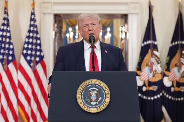 טראמפ. נשגיח על האורניום באמצעות לווינים [צילום: AP/Alex Brandon]