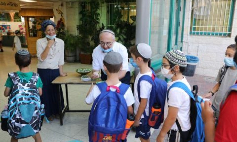 צוותי הוראה מקבלים תלמידים בביה"ס אורות עציון [צילום: גרשון אלינסון/פלאש 90]