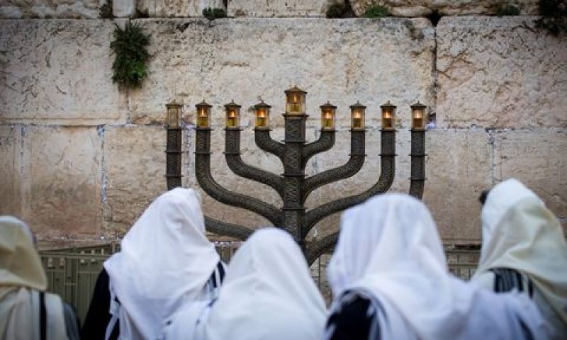 נרות חנוכה בכותל [צילום: מרים אלסטר/פלאש 90]