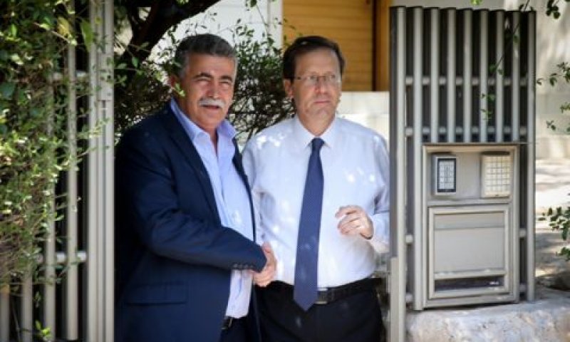 יצחק הרצוג ועמיר פרץ [צילום: פלאש 90]