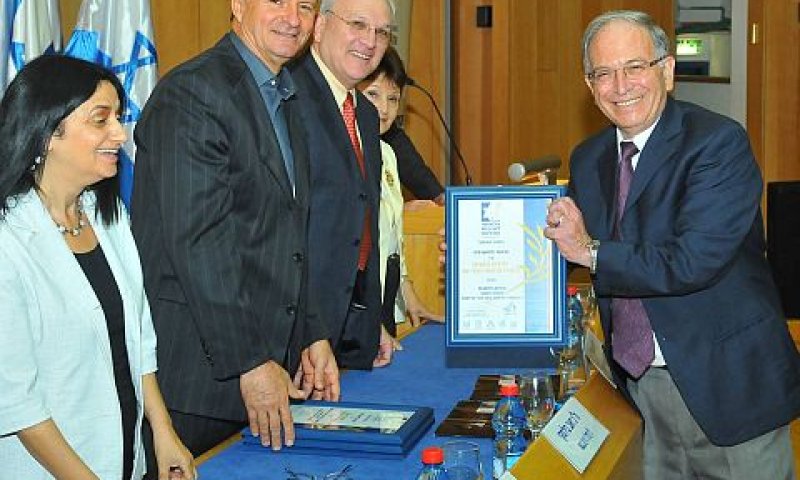 ד"ר יורמן בעת הענקת הפרס בכנסת