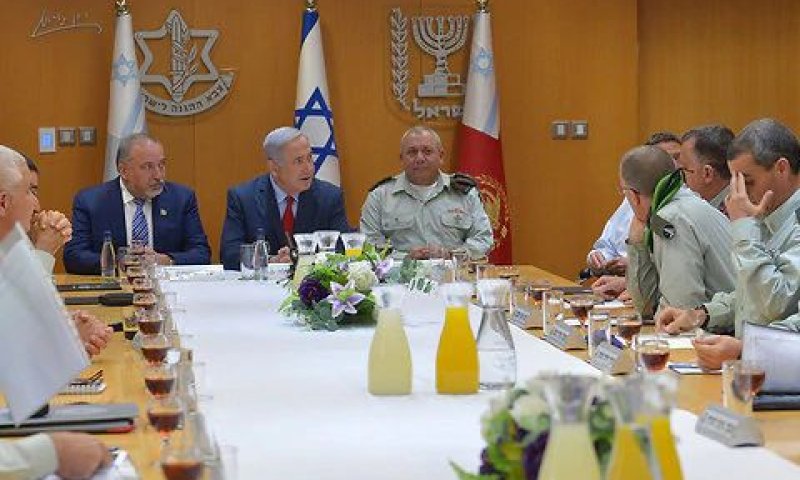 נתניהו וליברמן עם פורום מטכ"ל [צילום: קובי גדעון/לע"מ]