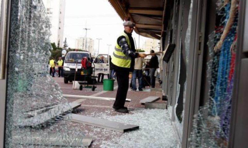 נפילת גראד באשדוד. העסקים משותקים [צילום: פלאש 90]