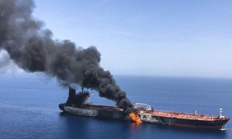 מכלית נפט בוערת במפרץ עומאן [צילום ארכיון: AP]
