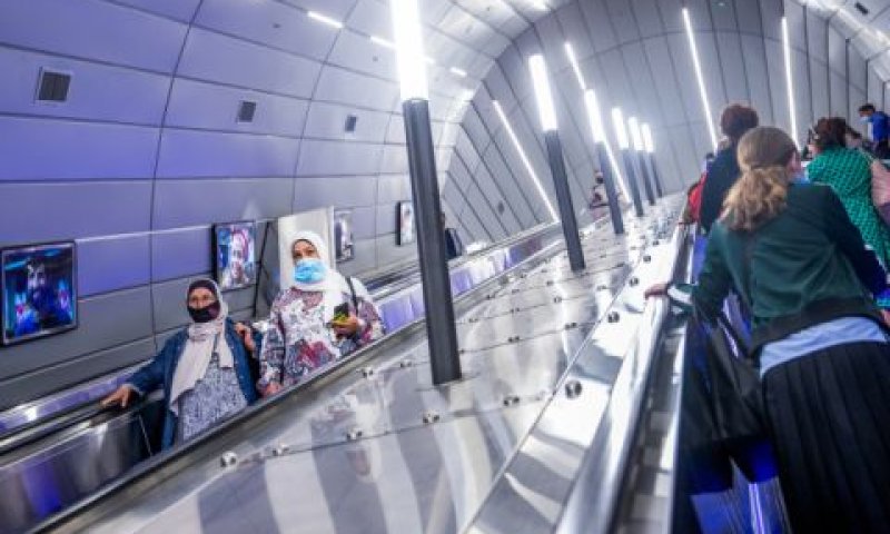 נוסעים בתחנת הרכבת יצחק נבון בירושלים [צילום: יוסי אלוני/פלאש 90]