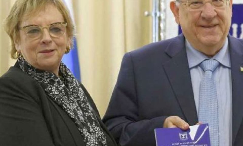 נשיא המדינה מקבל את מסקנות הוועדה [צילום: מארק ניימן/לע"מ]