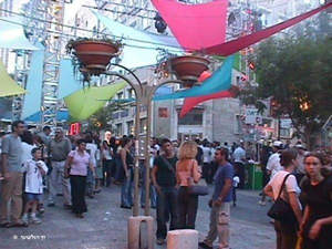 מרכז העיר. צניחה במבקרים ובעסקים