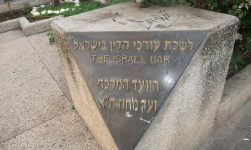 טוענת שלא קיבלה פיצויים