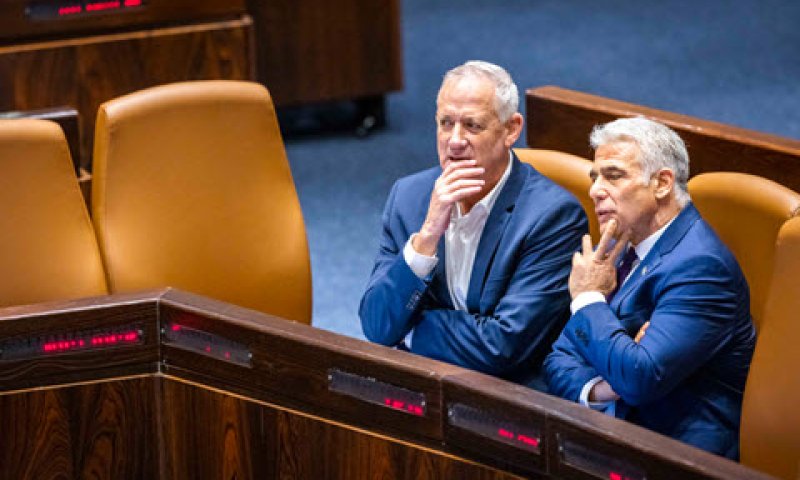 חישובים פוליטיים ספקולטיביים [צילום: אוליביה פיטוסי/פלאש 90]
