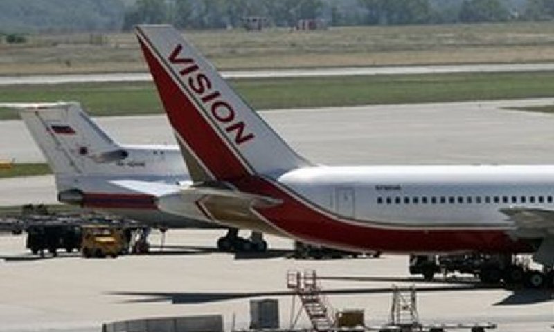 המטוס האמריקני מלפנים, והרוסי מאחור [צילום: AP]