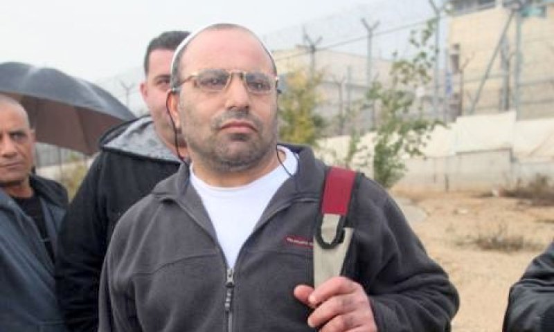 אברושמי ביציאה מהכלא [צילום: פלאש 90]