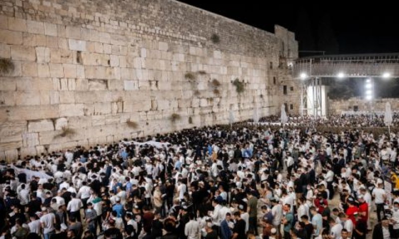 ישראלים מכל המגזרים בכותל המערבי [צילום: יונתן זינדל/פלאש 90]