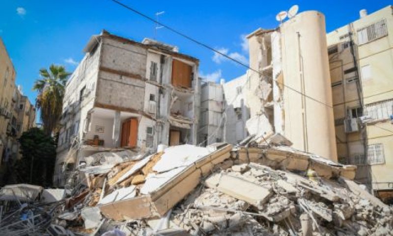 הבניין שקרס בחולון. הקריסה - 30 שעות אחרי כשל בעמוד המרכזי [צילום: פלאש 90]