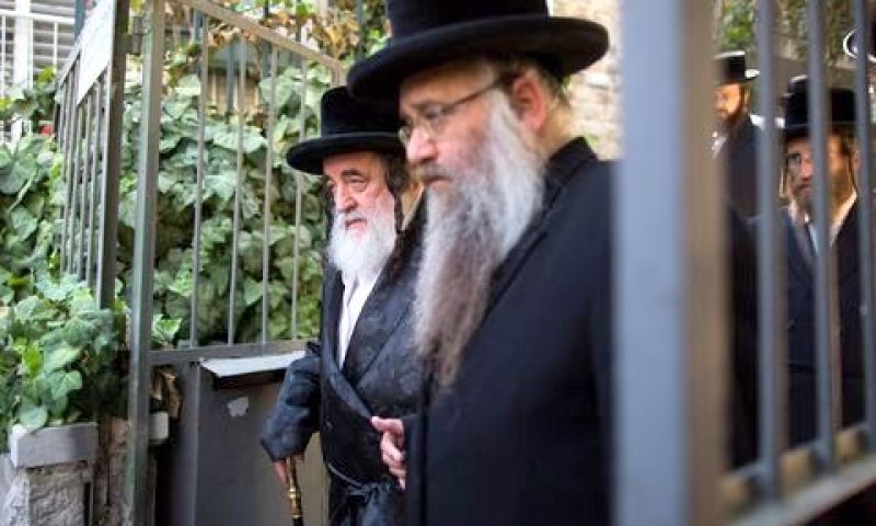 האדמו"ר מויז'ניץ, הרב ישראל הגר ביציאה מישיבת המועצה [צילום: יונתן זינדל/פלאש 90]