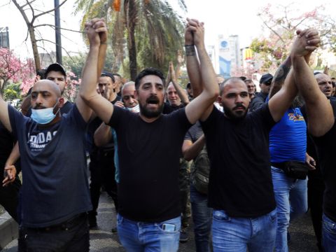 תומכי חיזבאללה בהפגנה נגד השופט בחקירת האסון בביירות [צילום: חוסיין מאלא/AP]