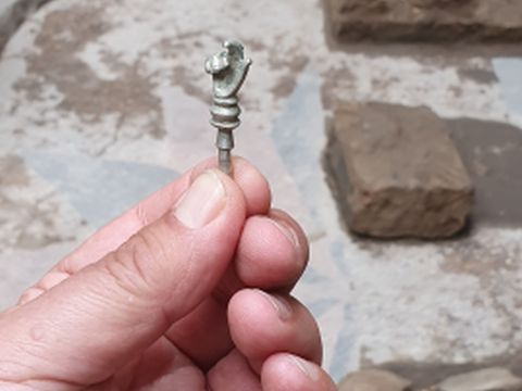 [יד מכסף לקריאה בתורה שנחשפה בסינון אדמה מאזור בימת התפילה צילום: יוחנן (ג'ון ) זליגמן, רשות העתיקות]