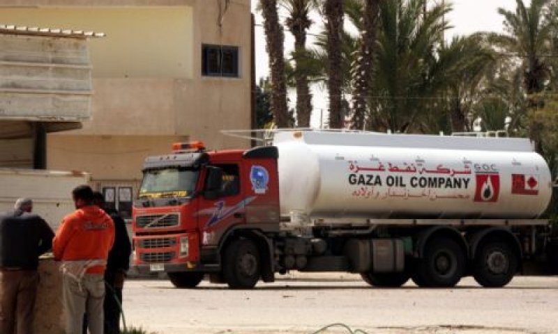 משאית במעבר רפיח. הדלק עשוי להגיע לחמאס [צילום: עבד אל-רחים חטיב/פלאש 90]