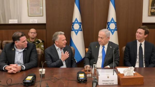 מצדדיו של נתניהו: וויטקוף, קושנר. השתתפו בחלקה הראשון של הישיבה [צילום: מעיין טואף, לע"מ]