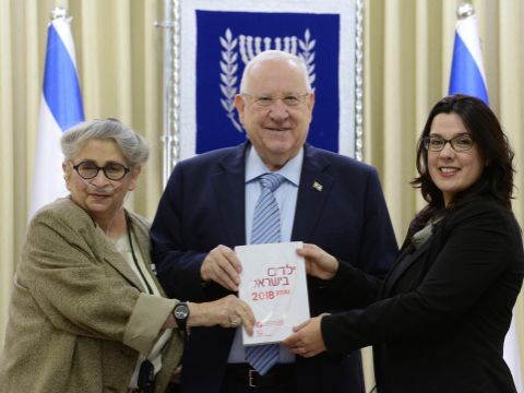 נשיא המדינה ראובן (רובי) ריבלין ורעייתו נחמה עם מנכ"לית המועצה לשלום הילד, עו"ד ורד וינדמן [צילום: מארק ניימן/לע"מ]