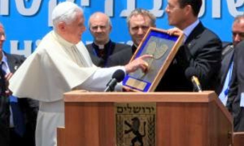 בנדיקטוס מקבל תשורה מראש העירייה [צילום: פלאש 90]