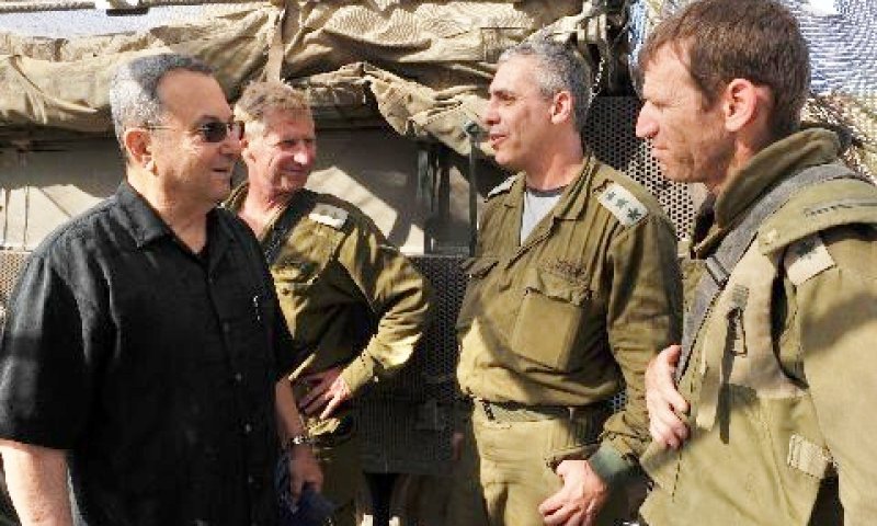 אהוד ברק בביקור בתרגיל צה"ל, היום [צילום: פלאש 90]