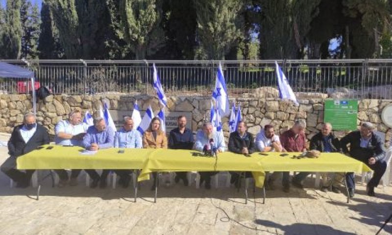 ראשי רשויות ביהודה ושומרון במאהל המחאה [צילום: דוברות]