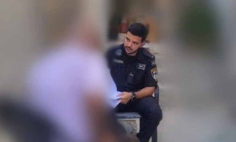 הגשת צווים למחוללי פשיעה [צילום: דוברות המשטרה]