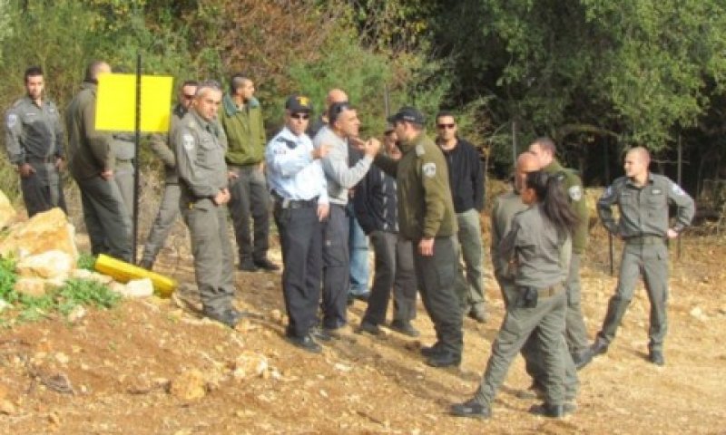 דוידי מתעמת עם פקחי המינהל [צילום: מינהל מקרקעי ישראל]