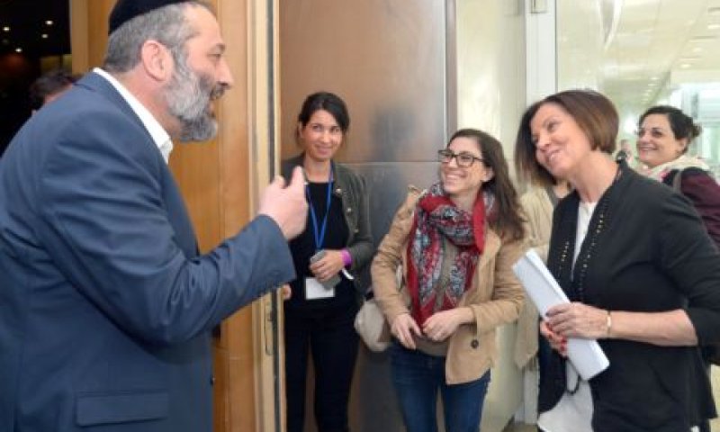 דרעי משוחח היום עם זהבה גלאון בכינוס בת"א [צילום: פלאש 90]