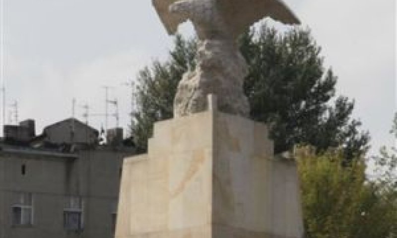 אנדרטה חקוקה עם שמותיהם של מצילים פולנים ובראשה נשר על גבי מגן דוד [צילום: AP]