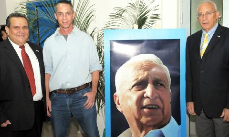 תמונת שרון במרכז [ישראל סאן]