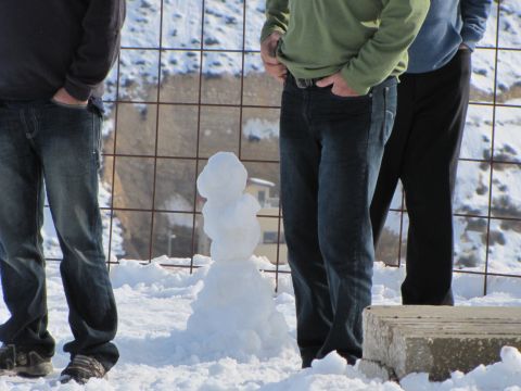 ה"מורה" בעת הסבר למבקרים ה"מקוררים" [צילום: שמרית טסה]