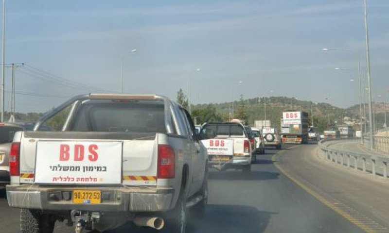 שיירת כלי הרכב [צילום: אורן קמה]