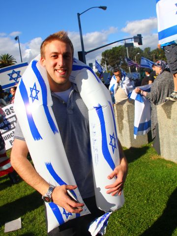 יהודי-אמריקני מפגין למען ישראל [צילום: שוש מימון]