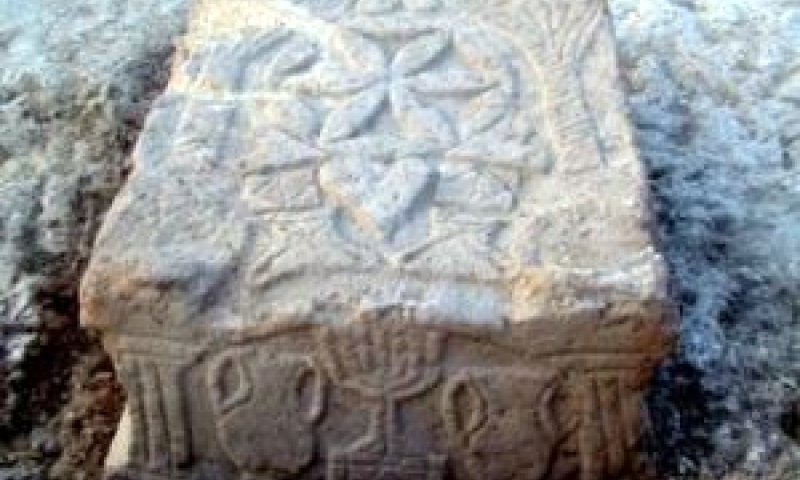 תבליט המנורה במגדל [צילום: משה הרטל/רשות העתיקות]