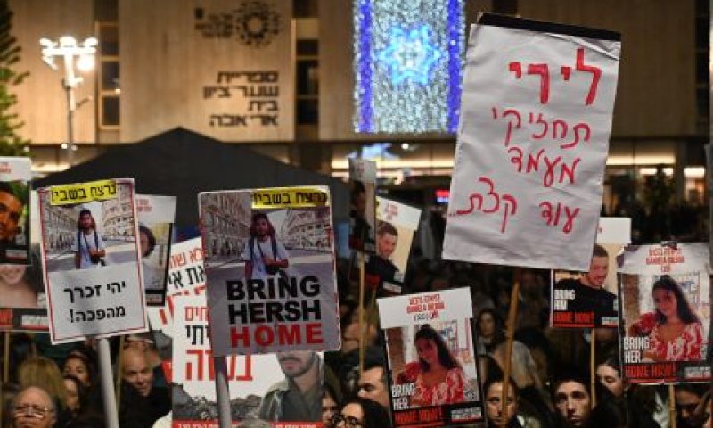מסר ללירי בהפגנת המשפחות [צילום: פאולינה פטימר]