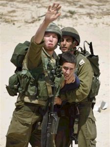חיילים עוצרים את אחד המפגינים
