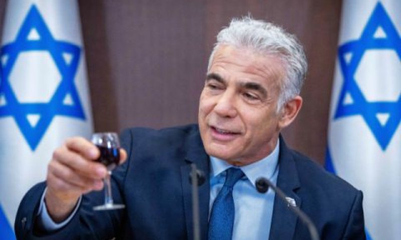 לפיד. מרים כוסית לשנה החדשה [צילום: אוליביה פיטוסי/פלאש 90]
