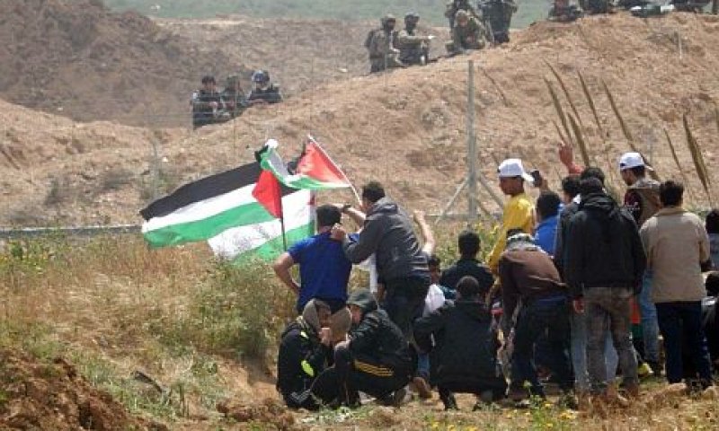 מפגינים מול צלפי צה"ל [צילום: אולפת אלכורד/בצלם]