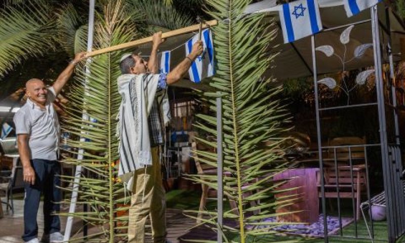 מבקשת להקים סוכה ברחוב [צילום: יוסי אלוני, פלאש 90]